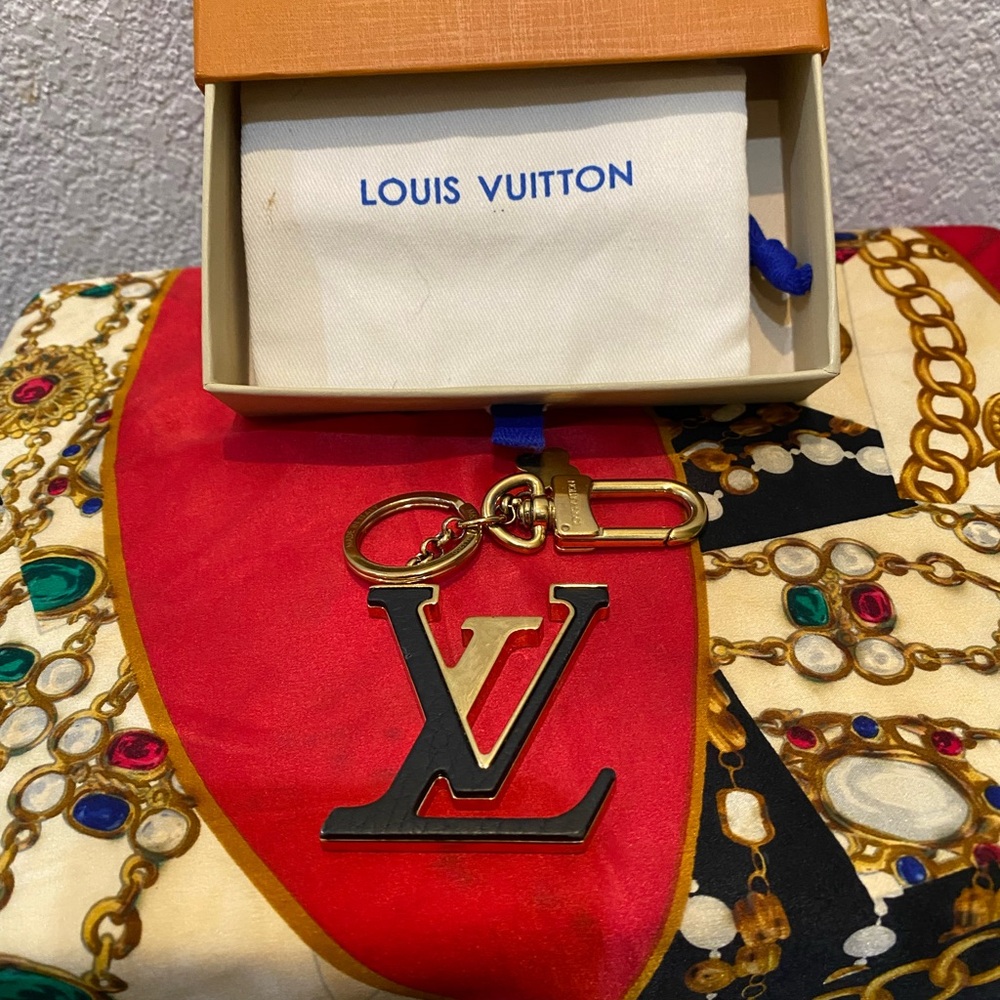 AUTHENTIC LV KEY CHAIN CHARM IN GOLD/ BLACK. VERY GOOD PREOWN CONDITION.